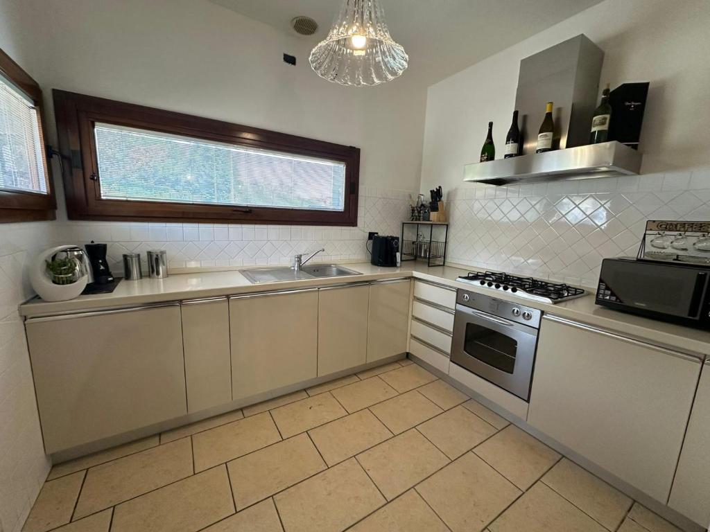 Kuchyň nebo kuchyňský kout v ubytování Villa Aurora in Erbusco-Franciacorta
