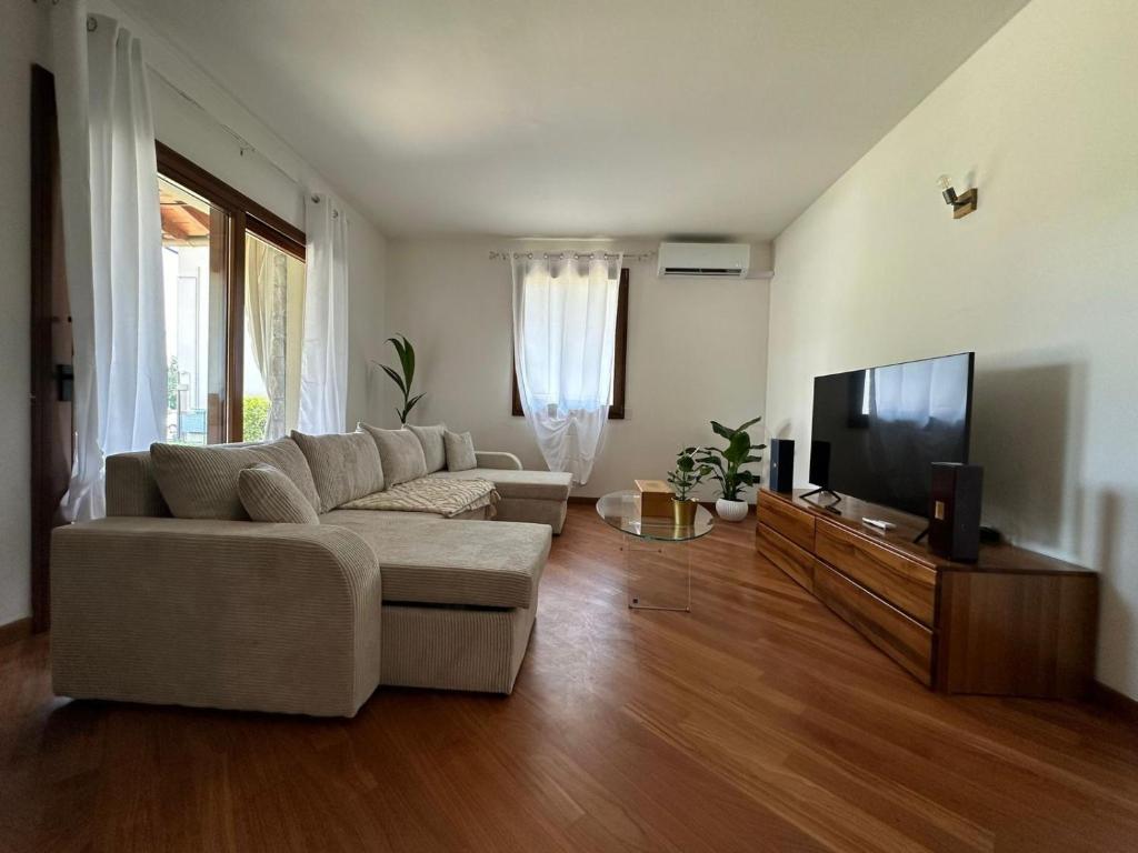 TV a/nebo společenská místnost v ubytování Villa Aurora in Erbusco-Franciacorta