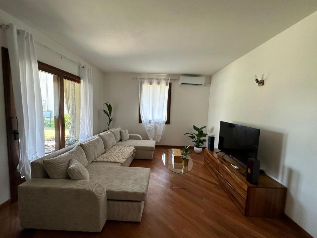 TV a/nebo společenská místnost v ubytování Villa Aurora in Erbusco-Franciacorta
