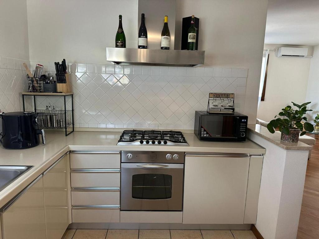 Kuchyň nebo kuchyňský kout v ubytování Villa Aurora in Erbusco-Franciacorta