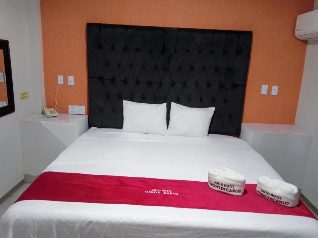 Postel nebo postele na pokoji v ubytování AUTO HOTEl MONTE CARLO
