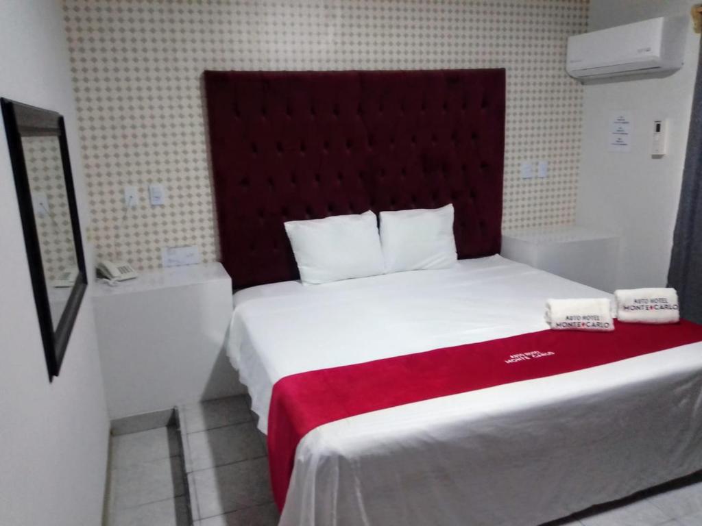 Postel nebo postele na pokoji v ubytování AUTO HOTEl MONTE CARLO