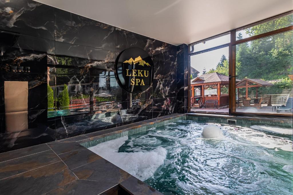 Bazén v ubytování Villa Leku SPA Resort nebo v jeho okolí