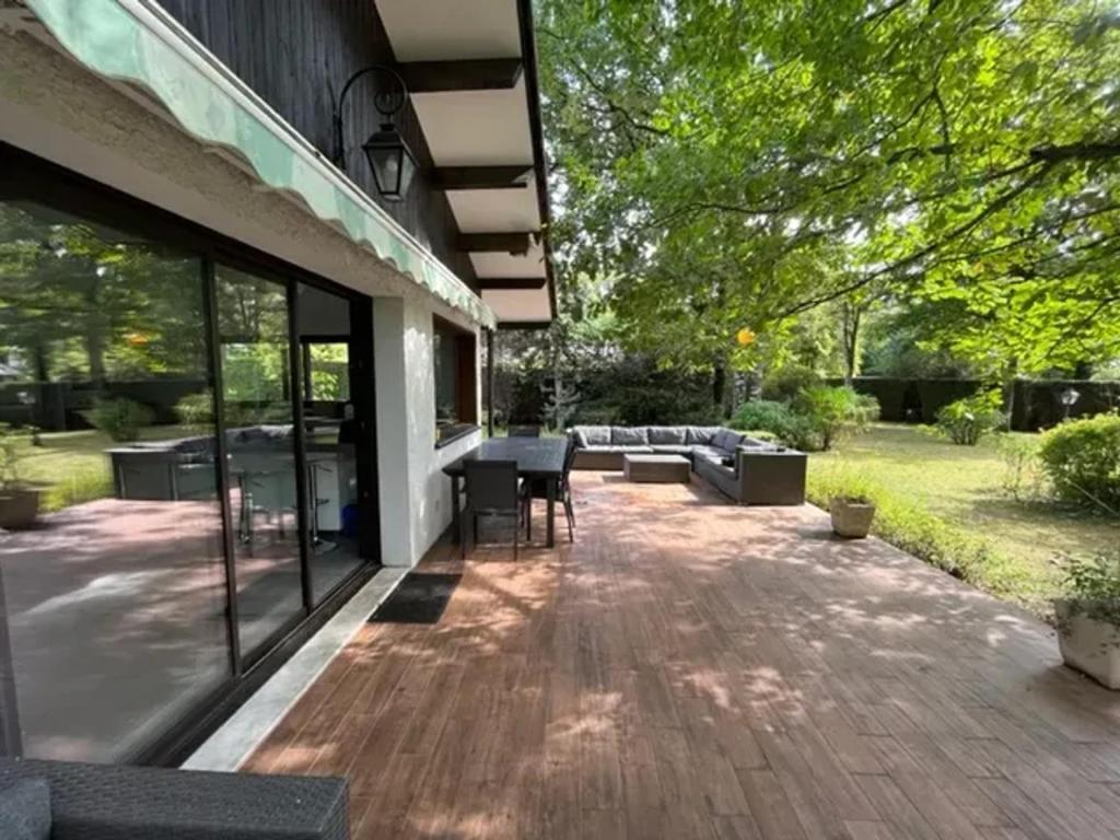 un patio extérieur avec une table et des chaises dans l'établissement Maison de charme à Savigny-sur-Clairis avec piscine et sauna., à Savigny-sur-Clairis