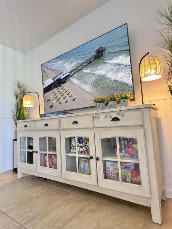 TV a/nebo společenská místnost v ubytování Pier Pressure Beachfront Wpool