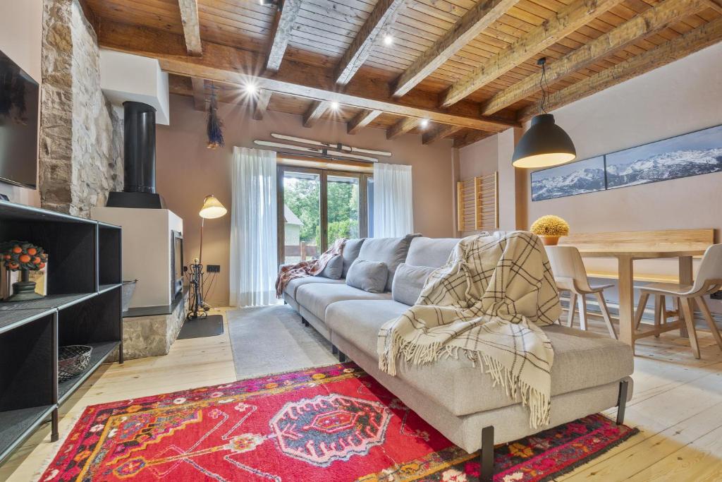 a living room with a couch and a table at Luderna - Casa con terraza Somont in Naut Aran