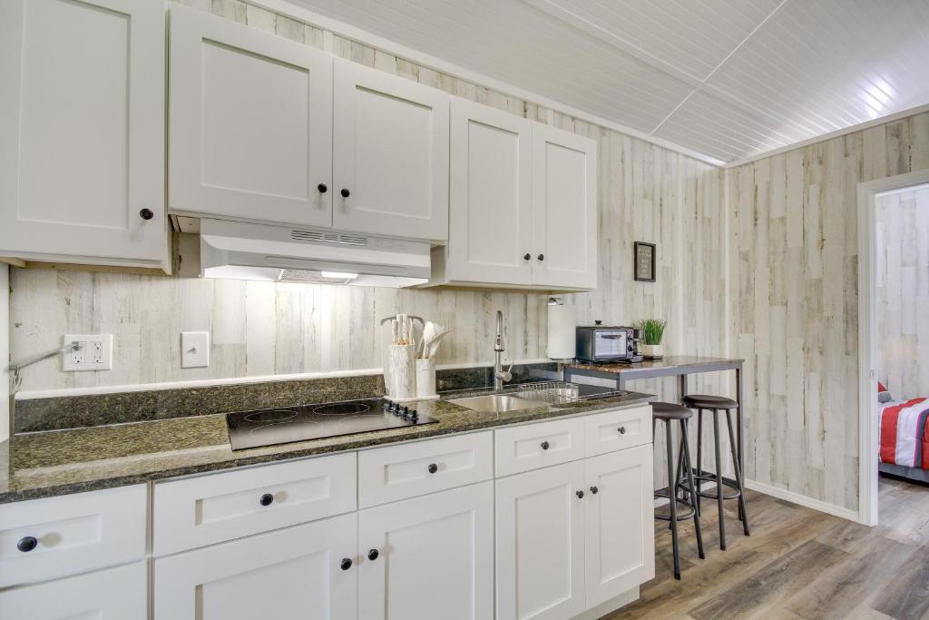 Kuchyň nebo kuchyňský kout v ubytování Cozy Picayune Tiny Home Rental about 4 Mi to Downtown!