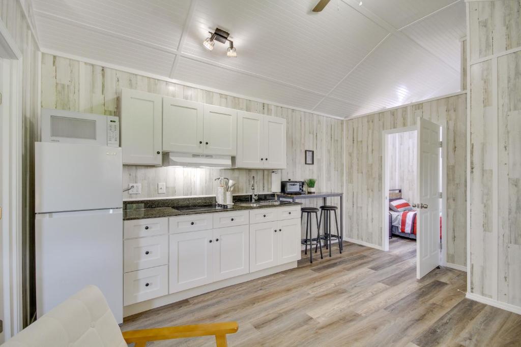 Kuchyň nebo kuchyňský kout v ubytování Cozy Picayune Tiny Home Rental about 4 Mi to Downtown!