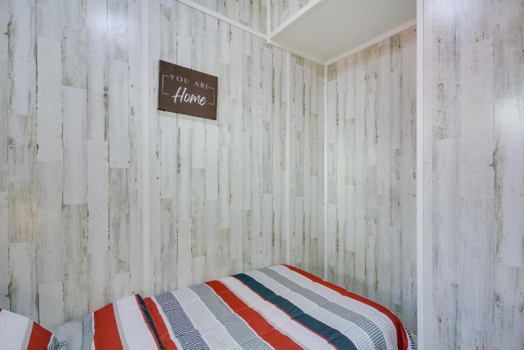 Postel nebo postele na pokoji v ubytování Cozy Picayune Tiny Home Rental about 4 Mi to Downtown!