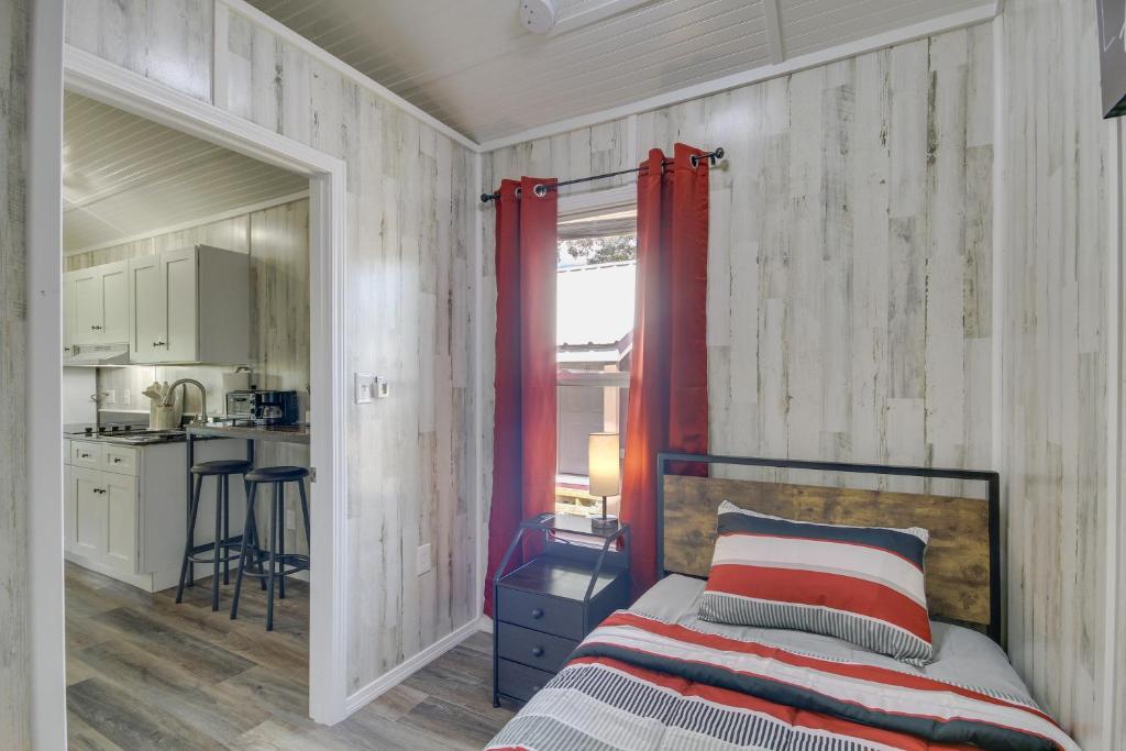 Kuchyň nebo kuchyňský kout v ubytování Cozy Picayune Tiny Home Rental about 4 Mi to Downtown!