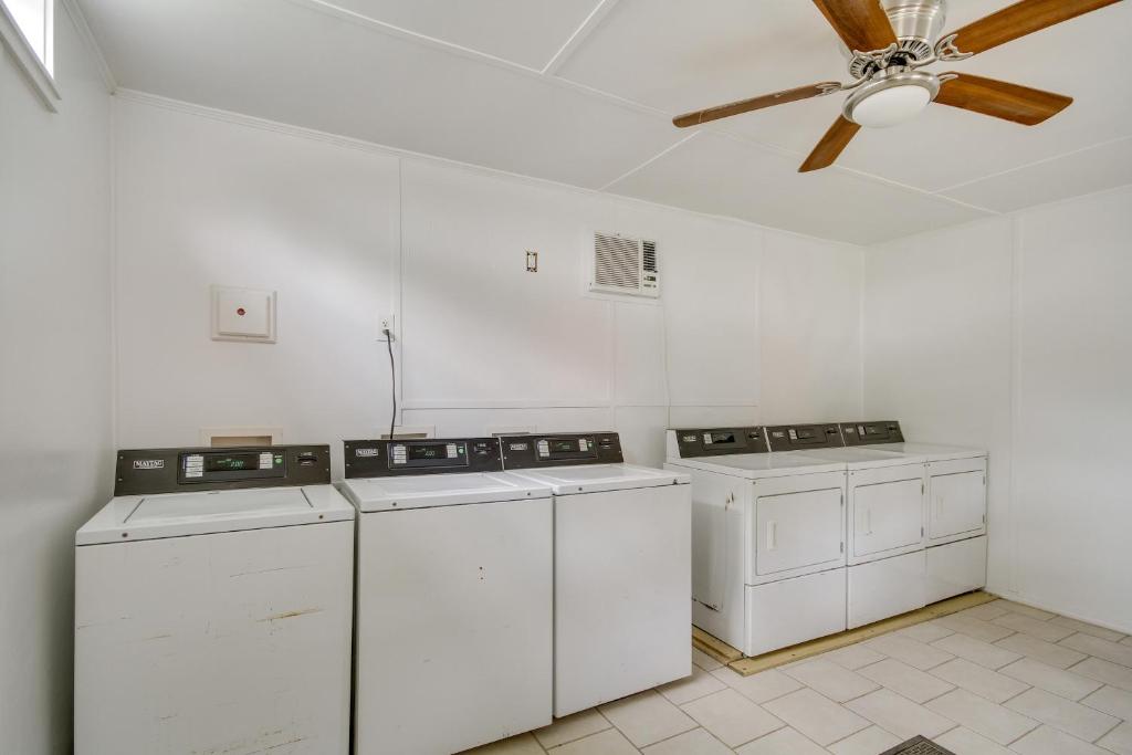 Kuchyň nebo kuchyňský kout v ubytování Cozy Picayune Tiny Home Rental about 4 Mi to Downtown!