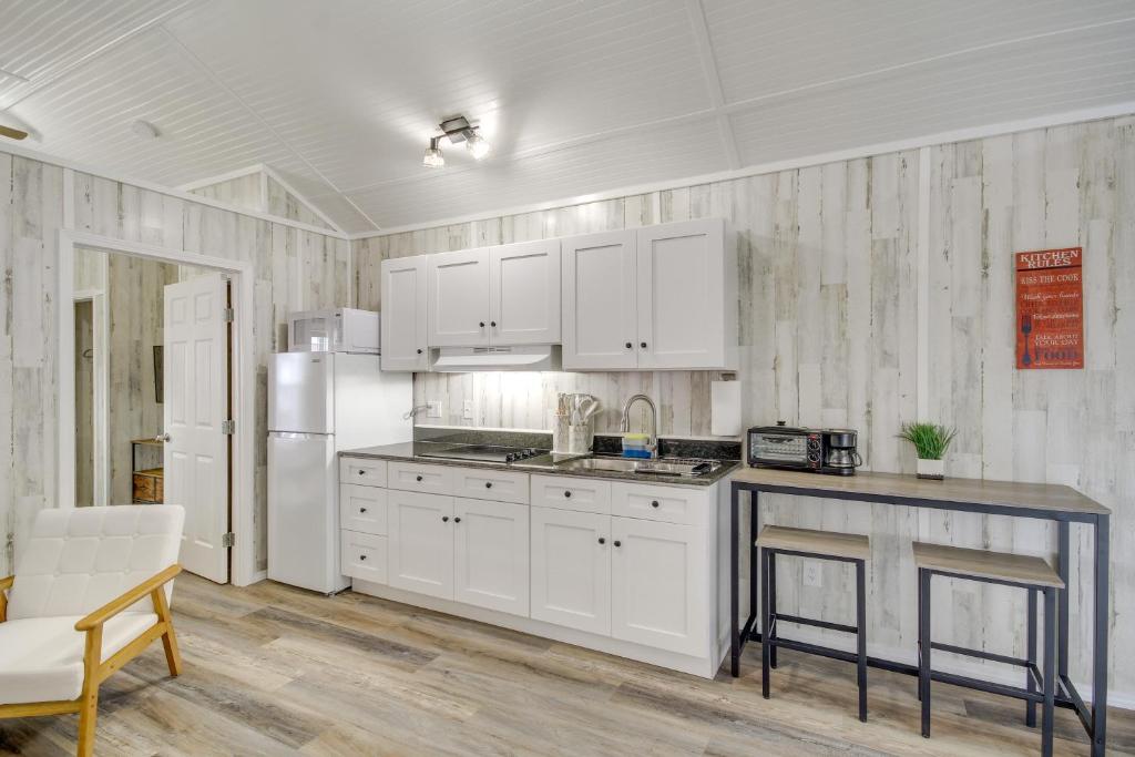 Kuchyň nebo kuchyňský kout v ubytování Pet-Friendly Picayune Tiny Home Near Space Center!