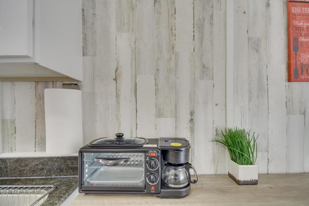 Fotografie z fotogalerie ubytování Pet-Friendly Picayune Tiny Home Near Space Center! v destinaci Picayune