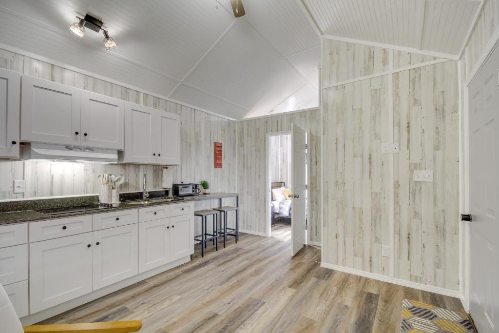 Kuchyň nebo kuchyňský kout v ubytování Pet-Friendly Picayune Tiny Home Near Space Center!