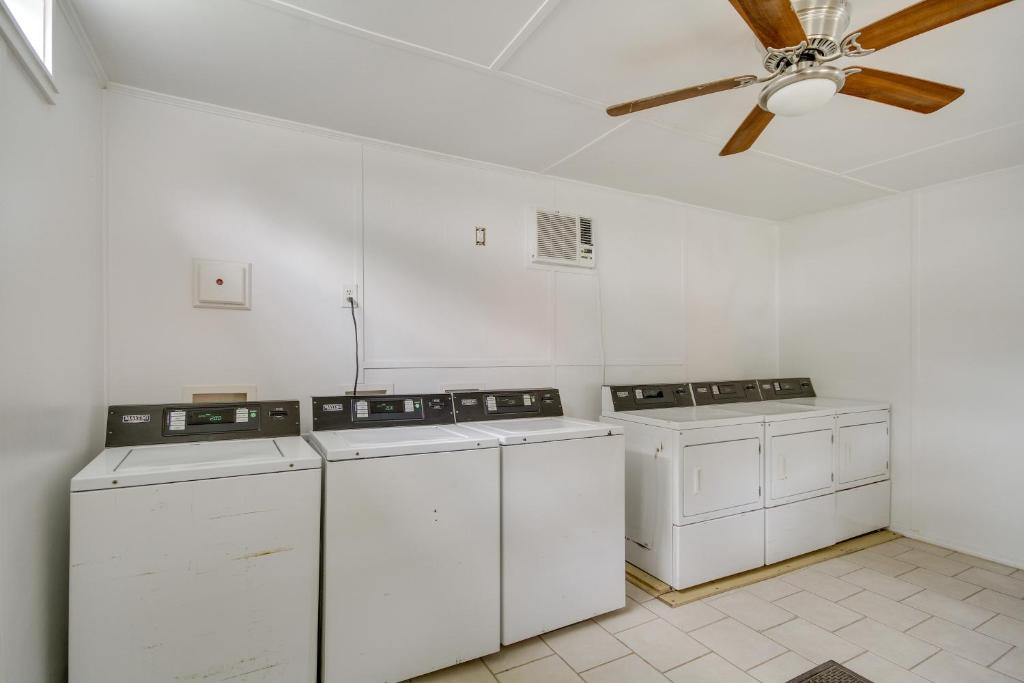 Kuchyň nebo kuchyňský kout v ubytování Pet-Friendly Picayune Tiny Home Near Space Center!