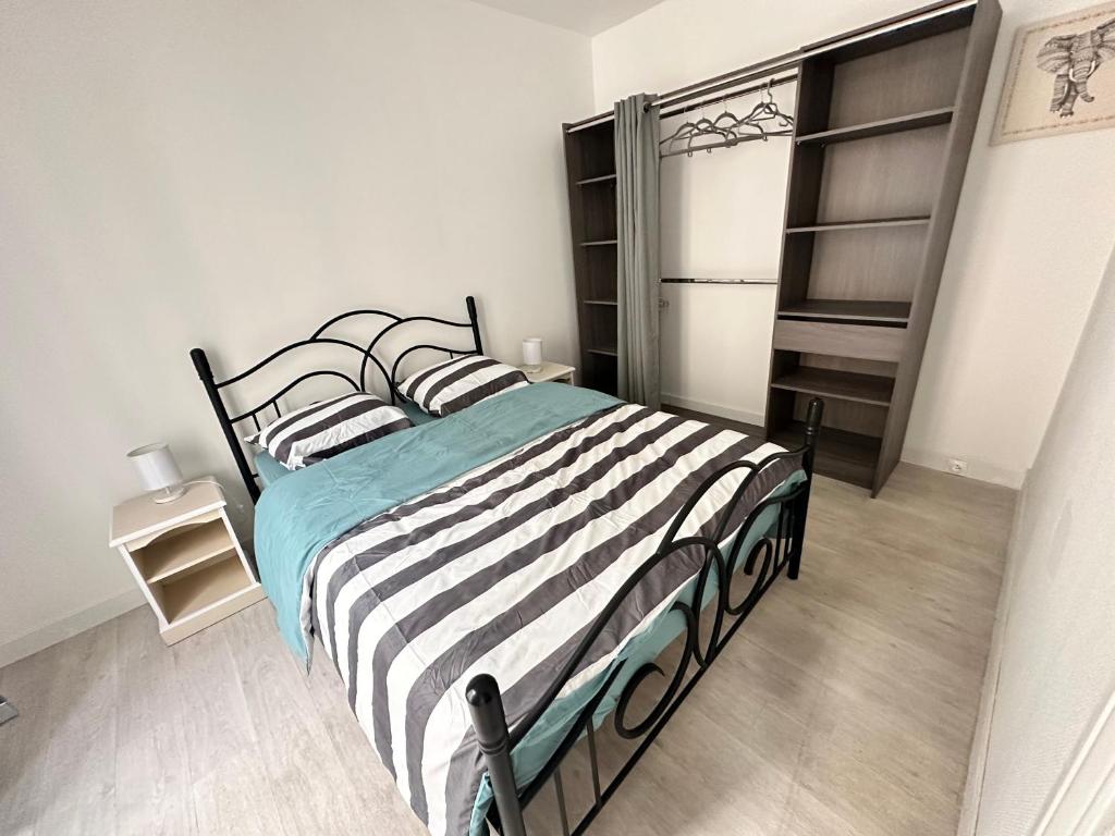 - une chambre avec un lit noir et blanc et des étagères dans l'établissement Apart 2piece 4 personnes, à Saint-Ouen