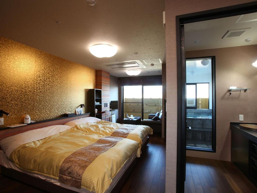 笛吹市にあるHanayagi no Sho Keizan - Vacation STAY 39261vのベッドルーム1室(大型ベッド1台、スライド式ガラスドア付)