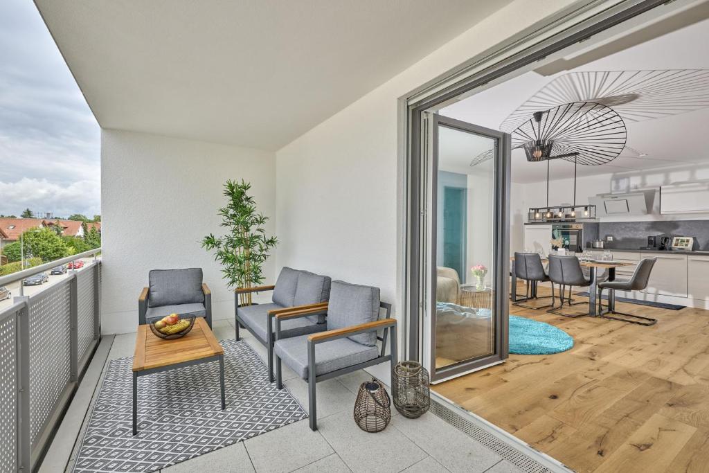 a living room with two chairs and a table at apanoxa homes I XXL Balkon I Kinderspielplatz I Boutique Apartment in Straubing