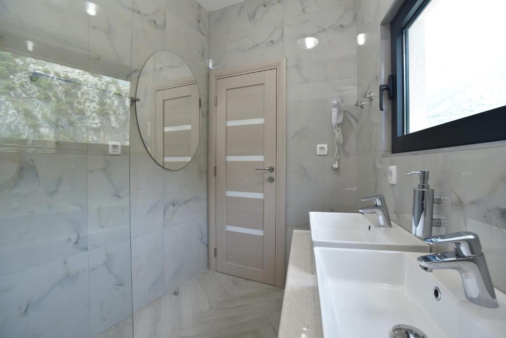Koupelna v ubytování Apartments M Čanj
