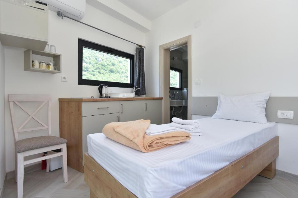 Postel nebo postele na pokoji v ubytování Apartments M Čanj