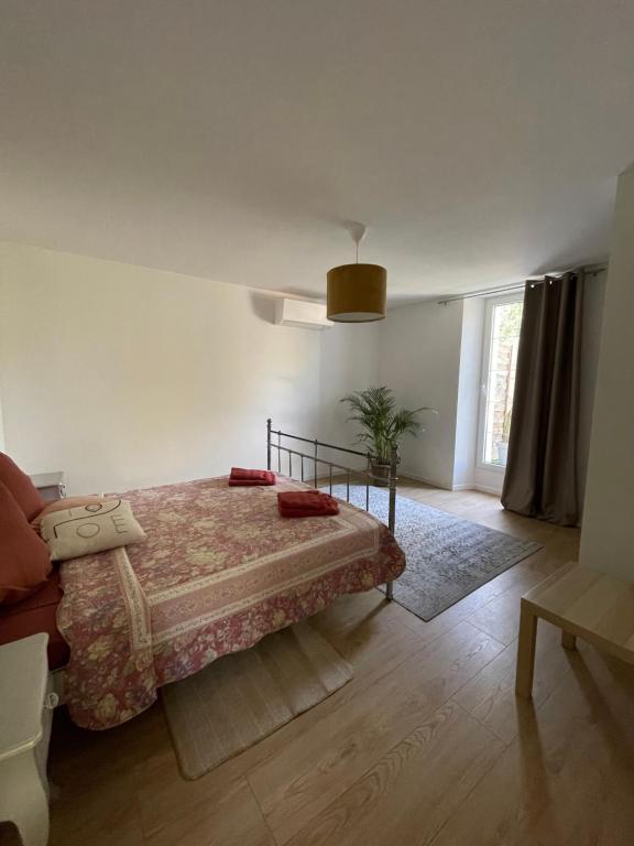 une chambre avec un lit et une grande fenêtre dans l'établissement Appartement Château Rouge, à La Londe-les-Maures