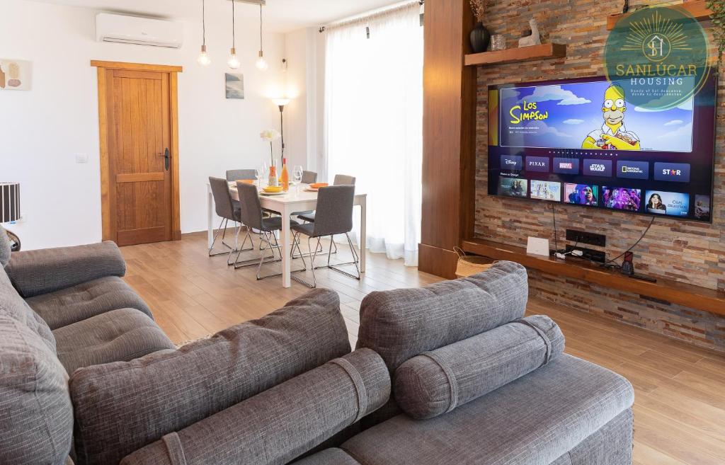 Televízia a/alebo spoločenská miestnosť v ubytovaní Elcano Village by Sanlucar Housing