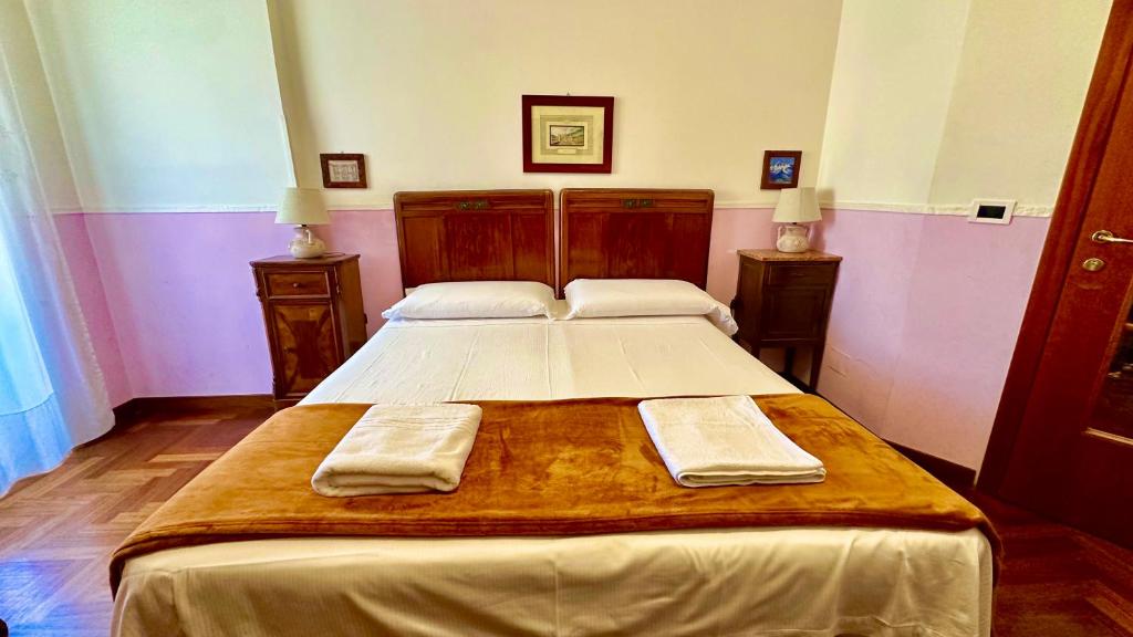 Łóżko lub łóżka w pokoju w obiekcie Pardis Guest house
