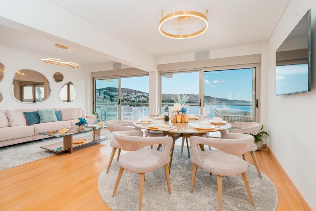 Vouliagmeni - Apollonos Street في أثينا: غرفة طعام بها طاولة وكراسي