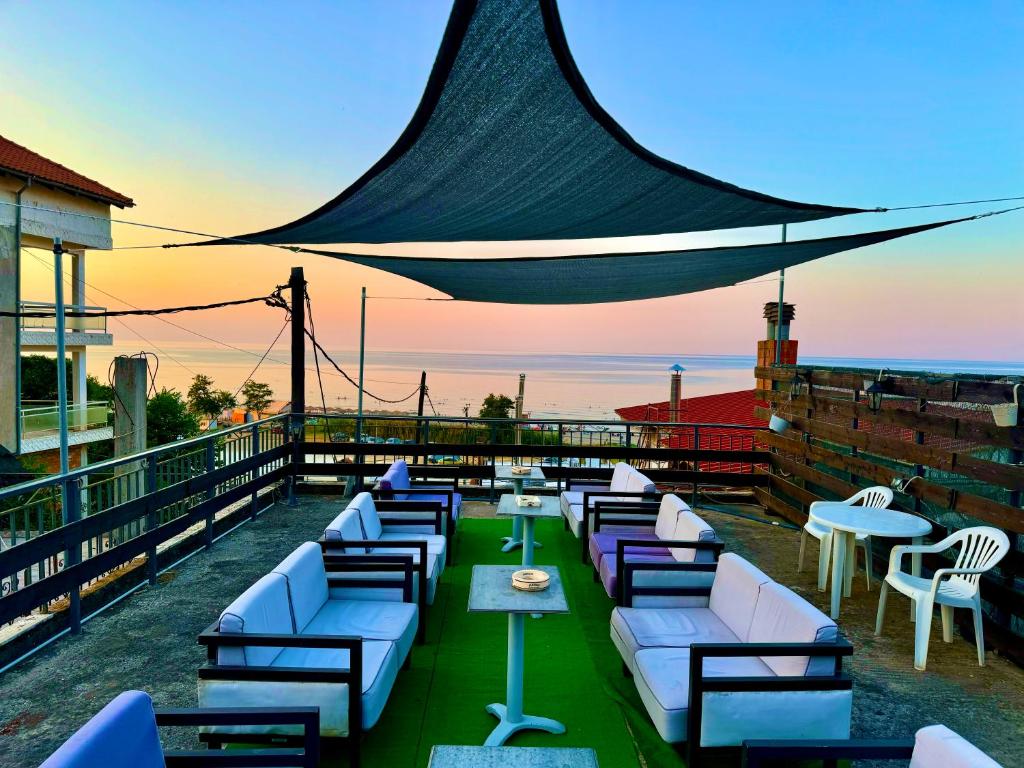 Βραδινή ψυχαγωγία για τους επισκέπτες του Seaside Apartments & Rooms Kampouri