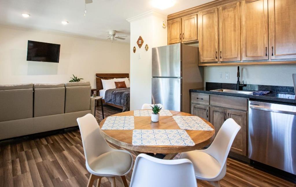Una cocina y un comedor con mesa y sillas. en Quaint studio in Hill Country, en Fredericksburg