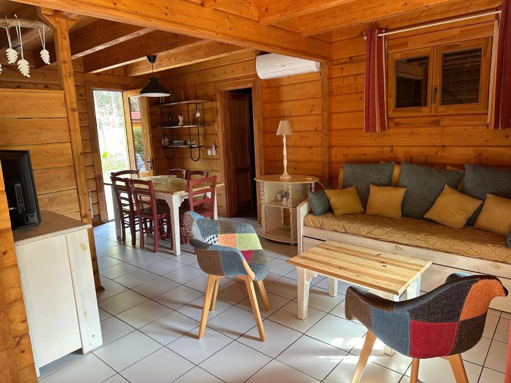 Posezení v ubytování COTTAGE ENTRE CONTIS ET MIMIZAN PLAGE - Piscine chauffée et balnéothérapie