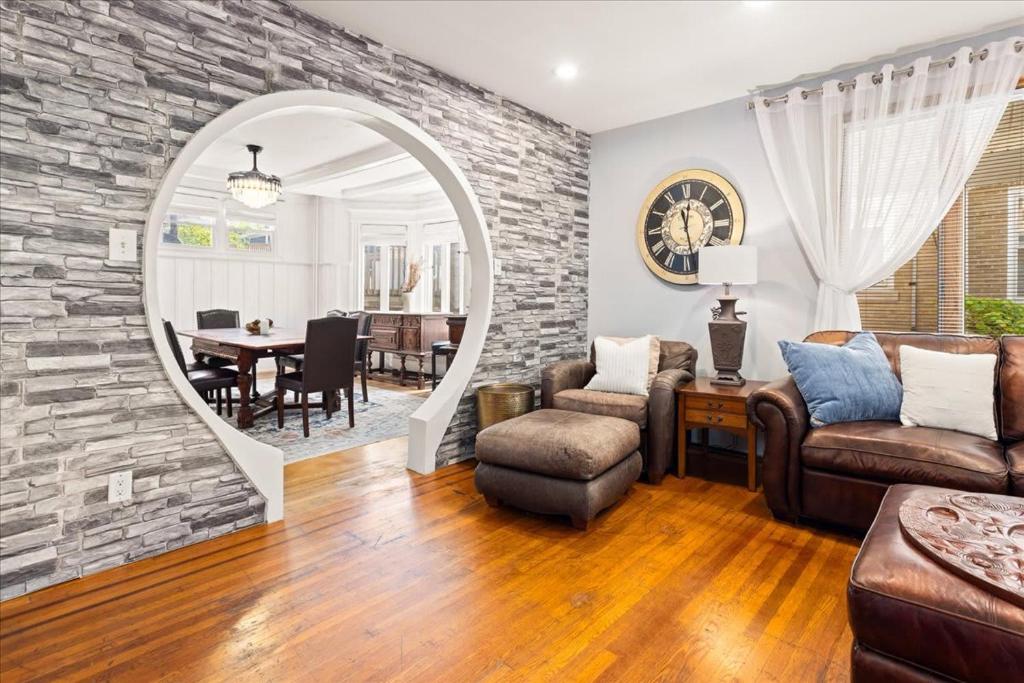 Χώρος καθιστικού στο 6 BR Ventnor Estate Steps Away from the Beach