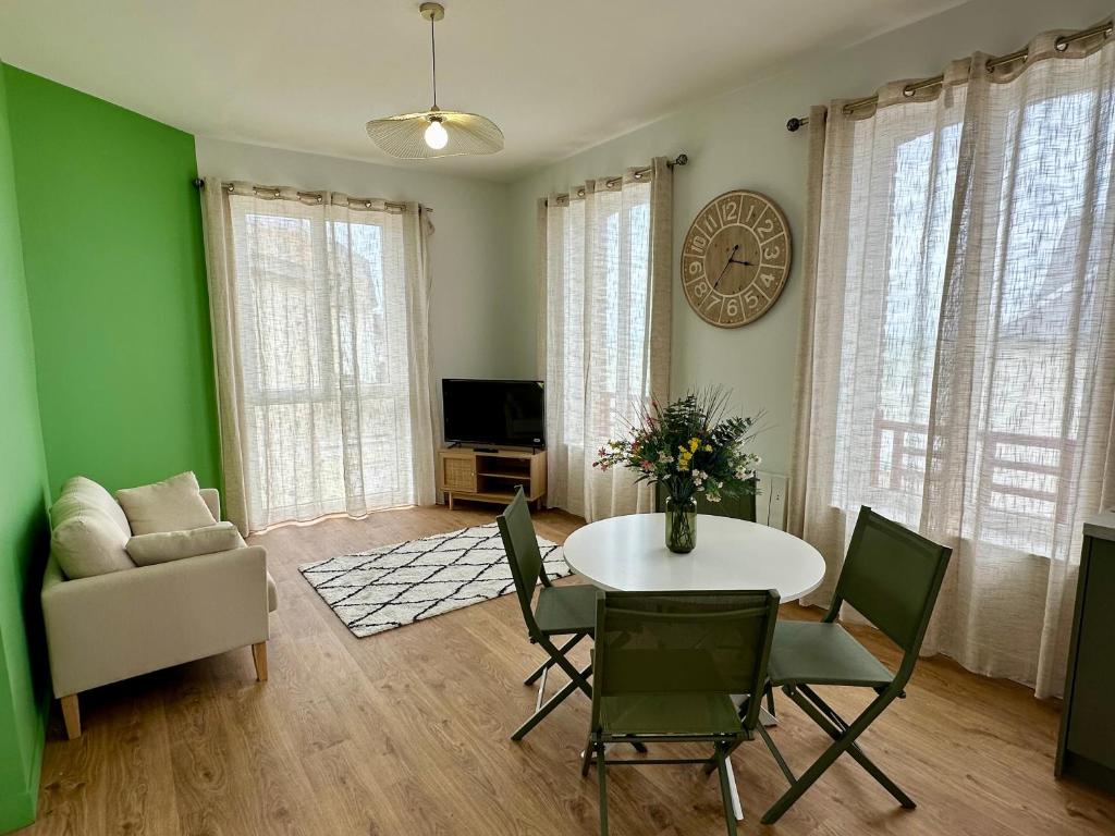 TV a/nebo společenská místnost v ubytování Home Sweet Ault