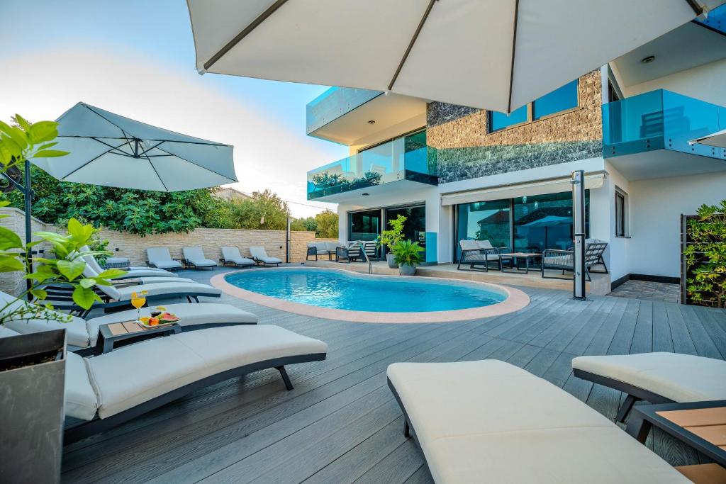 Bazén v ubytovaní Luxury Apartments VilaMaloca alebo v jeho blízkosti