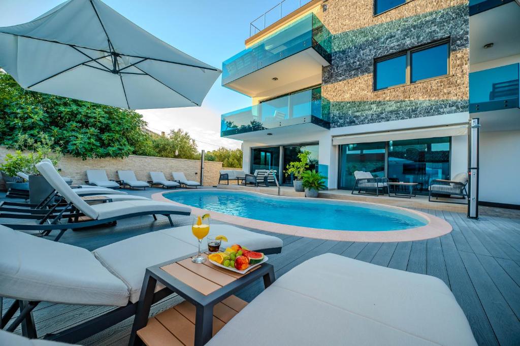 Bazén v ubytovaní Luxury Apartments VilaMaloca alebo v jeho blízkosti