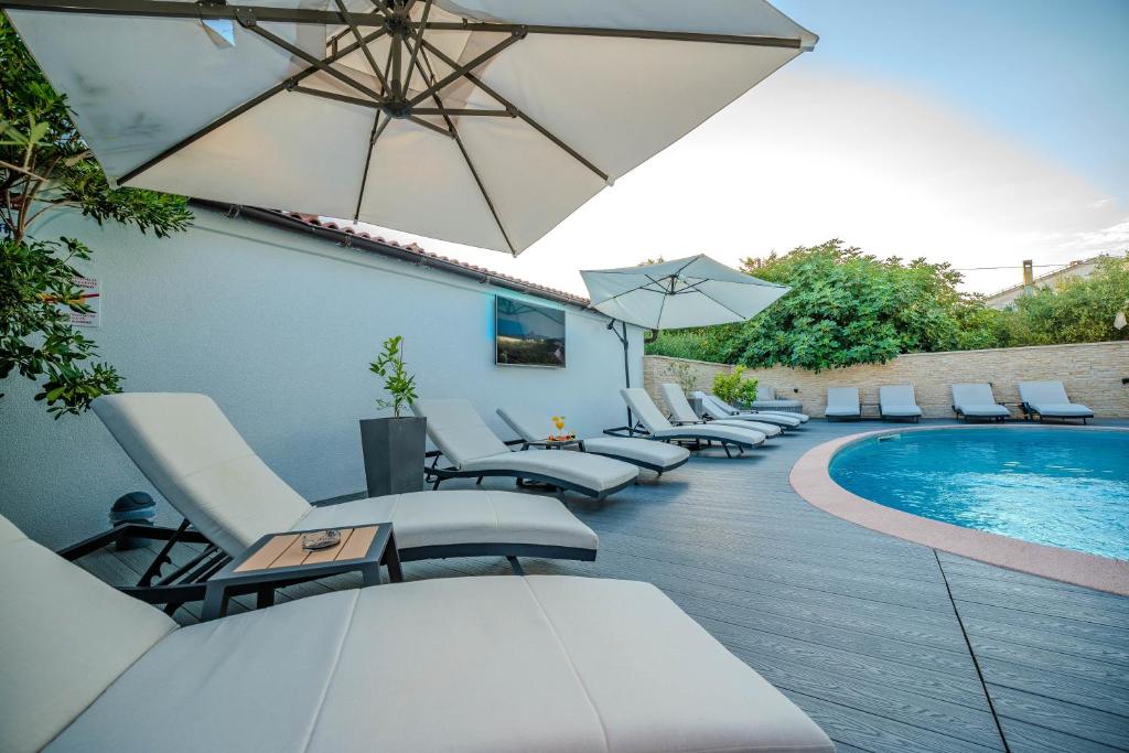 Bazén v ubytovaní Luxury Apartments VilaMaloca alebo v jeho blízkosti