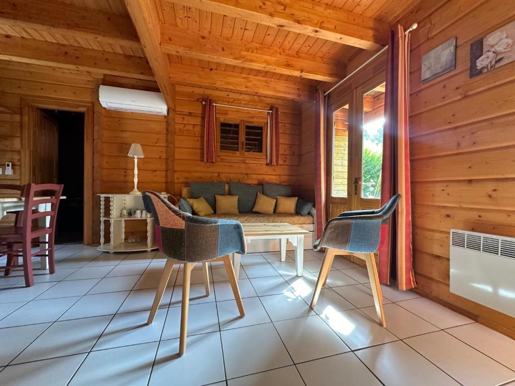 Posezení v ubytování COTTAGE ENTRE CONTIS ET MIMIZAN PLAGE - Piscine chauffée et balnéothérapie