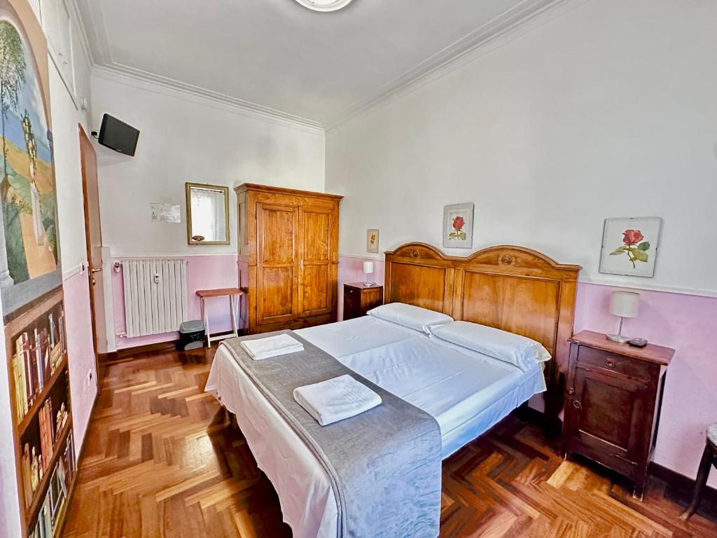 Łóżko lub łóżka w pokoju w obiekcie Pardis Guest house