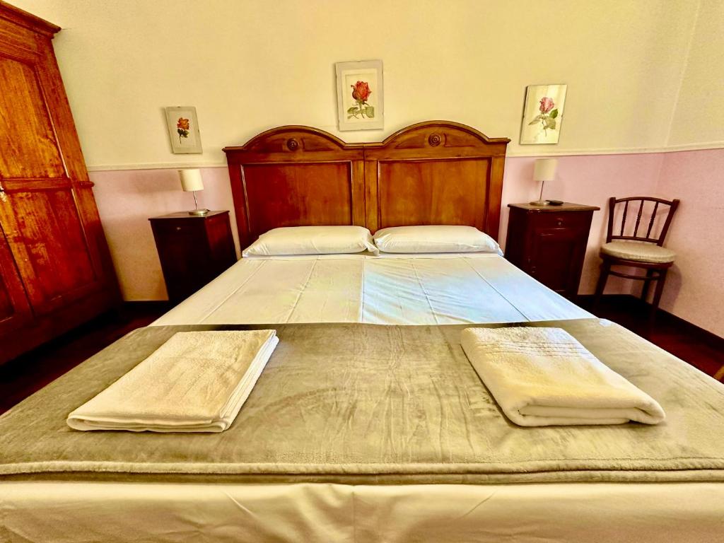 Łóżko lub łóżka w pokoju w obiekcie Pardis Guest house