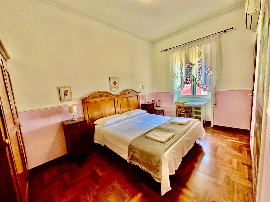 sypialnia z dużym łóżkiem i oknem w obiekcie Pardis Guest house w Rzymie