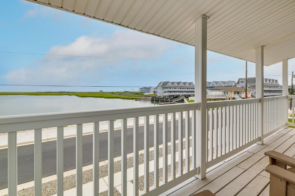 Balkón nebo terasa v ubytování Waterfront Brigantine Home, Walk to Beach!