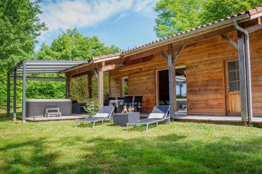 Imagen de la galería de Chalet Cèdre - Les Chalets de Barruérot - Spa jacuzzi privatif, en Peyrusse-Grande