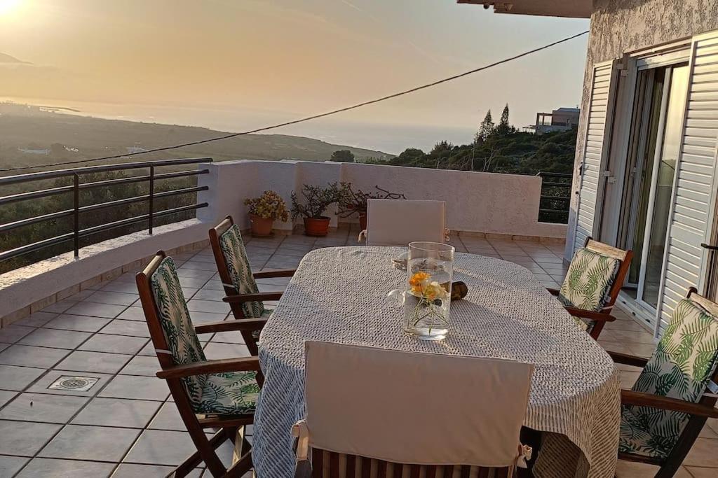 Una mesa y sillas en el balcón de una casa. en Villa Thea, en Sísion