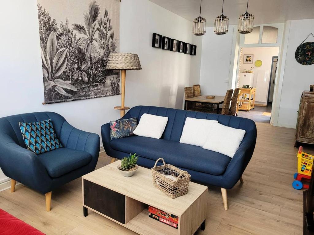 un salon avec un canapé bleu et une table dans l'établissement Résidence 743-pleneuf Val Andre - Vos vacances en famille 3 chambres 50 mètres de la mer MAE-7611, à Pléneuf-Val-André