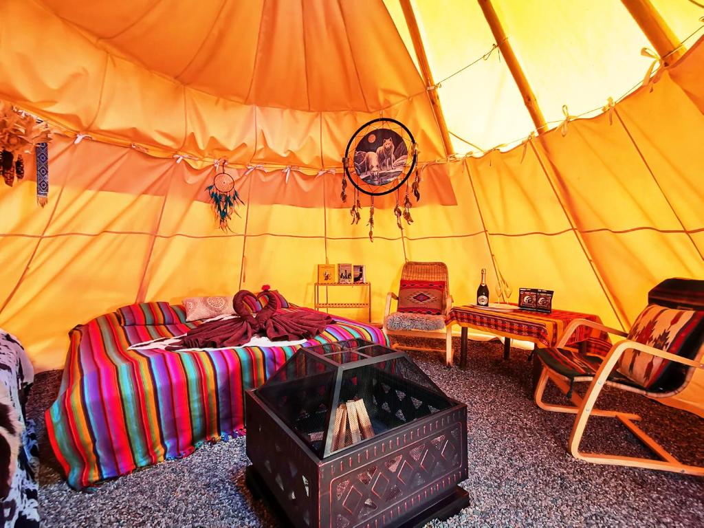 Posezení v ubytování Teepee Camp Lounky