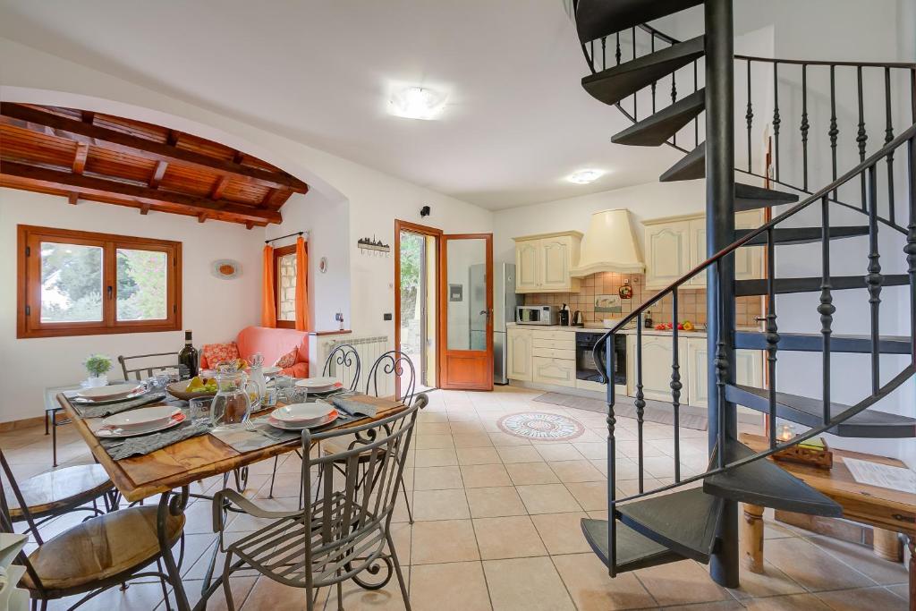 A seating area at Villa Monte Enrico - Pool And Whirlpool - Happy Rentals