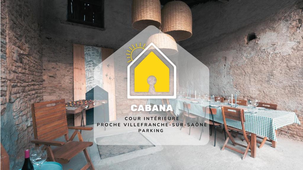 un restaurant avec une table et des chaises dans une salle dans l'établissement Cabana & Le Pressoir Doré, à Lacenas