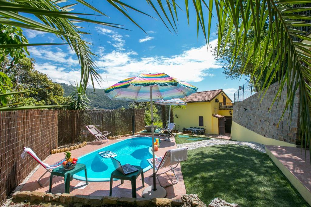 A general mountain view or a mountain view taken from A villát