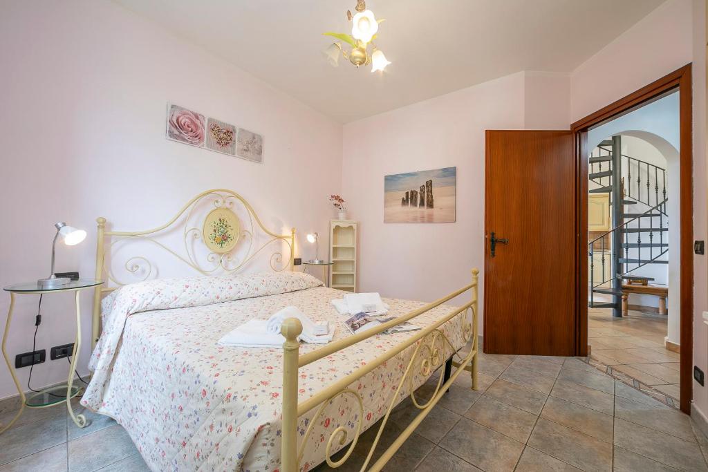 A bed or beds in a room at Villa Monte Enrico - Pool And Whirlpool - Happy Rentals