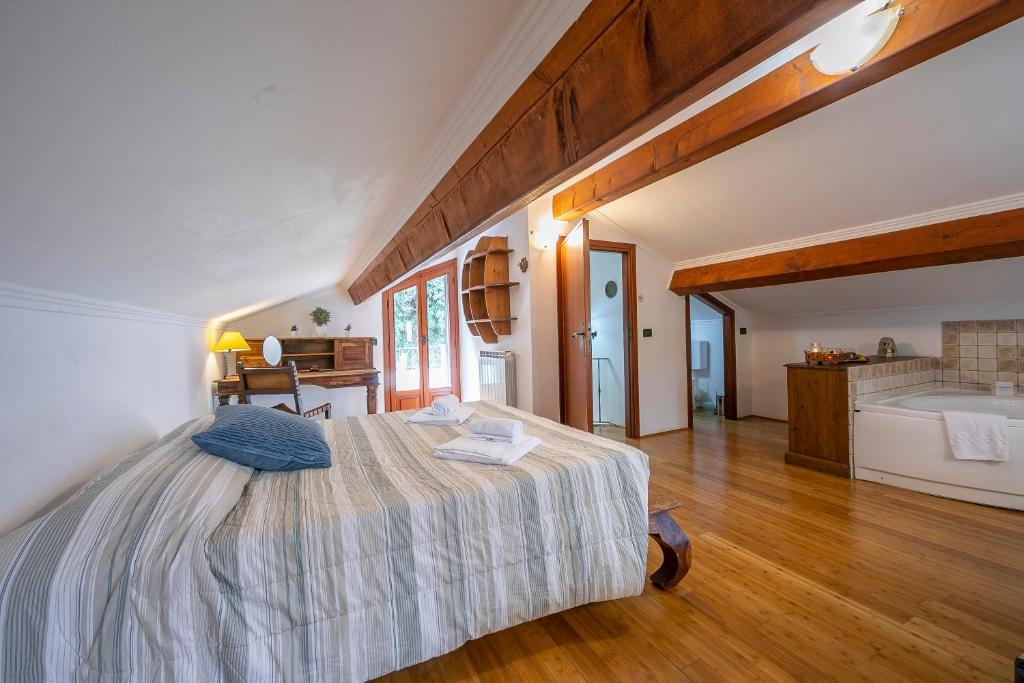 A bed or beds in a room at Villa Monte Enrico - Pool And Whirlpool - Happy Rentals